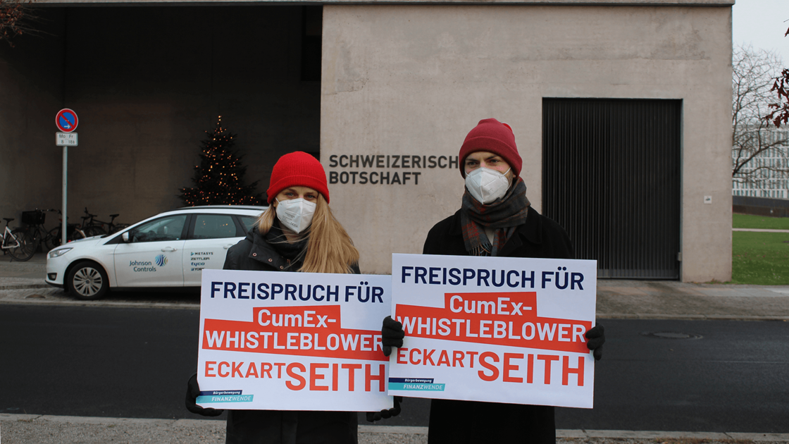 Eckart Seith Aktion vor der Schweizerischen Botschaft