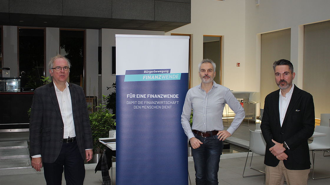 Gerhard Schick, Heribert Hirte und Fabio de Masi for Finanzwende Roll-Up Banner in Räumlichkeiten der Bundespressekonferenz