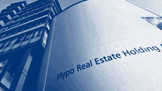 Ein Gebäude der Hypo-Real-Estate Bank mit Schriftzug "Hypo Real Estate Holding"
