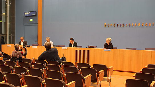 Gerhard Schick, Heribert Hirte und Fabio de Masi auf Podium der Bundespressekonferenz