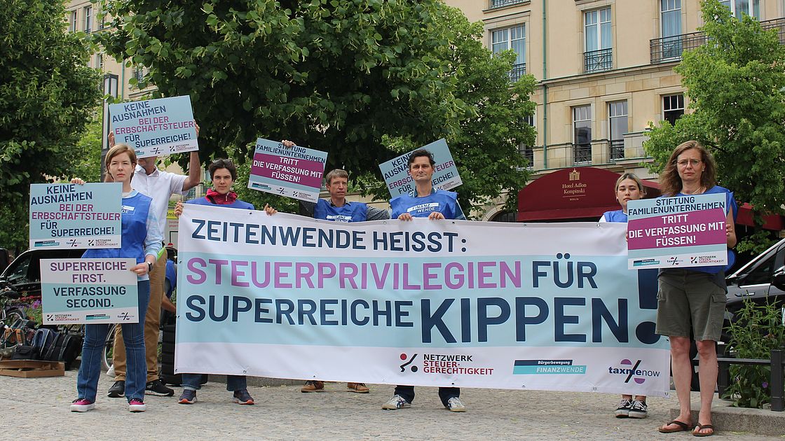 AkivistInnen vor dem Adlon mit Banner: "Zeitenwende heißt: Steuerprivilegien kippen."