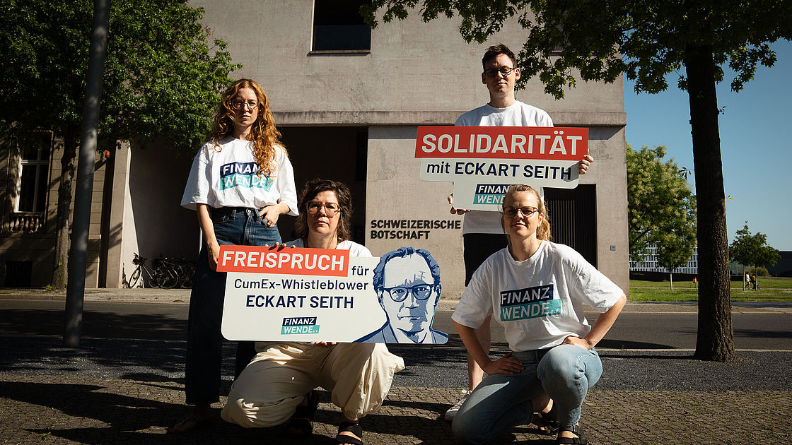 Protest vor der Schweizer Botschaft in Berlin 