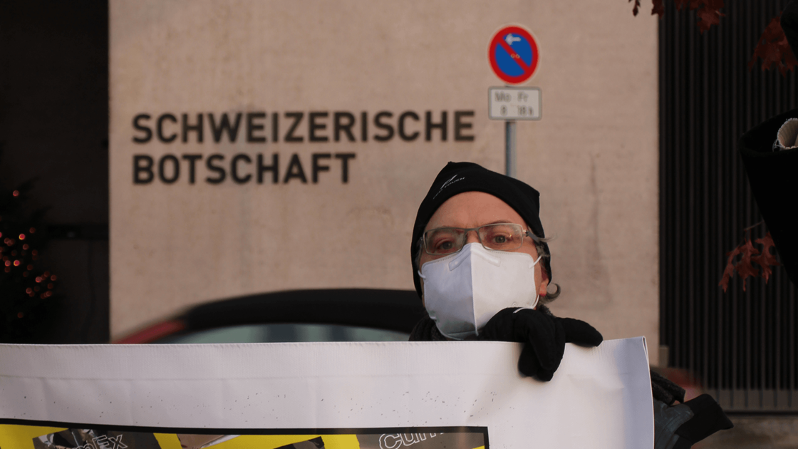 Eckart Seith Aktion vor der Schweizerischen Botschaft