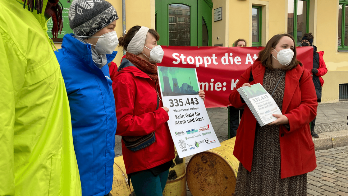Unterschriftenübergabe an Bündnis 90/Die Grünen