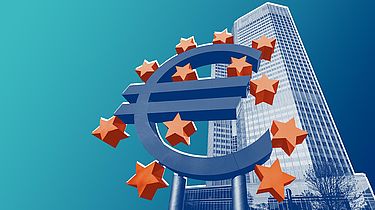 Gebäude der EZB mit Eurozeichen-Statue im Vordergrund
