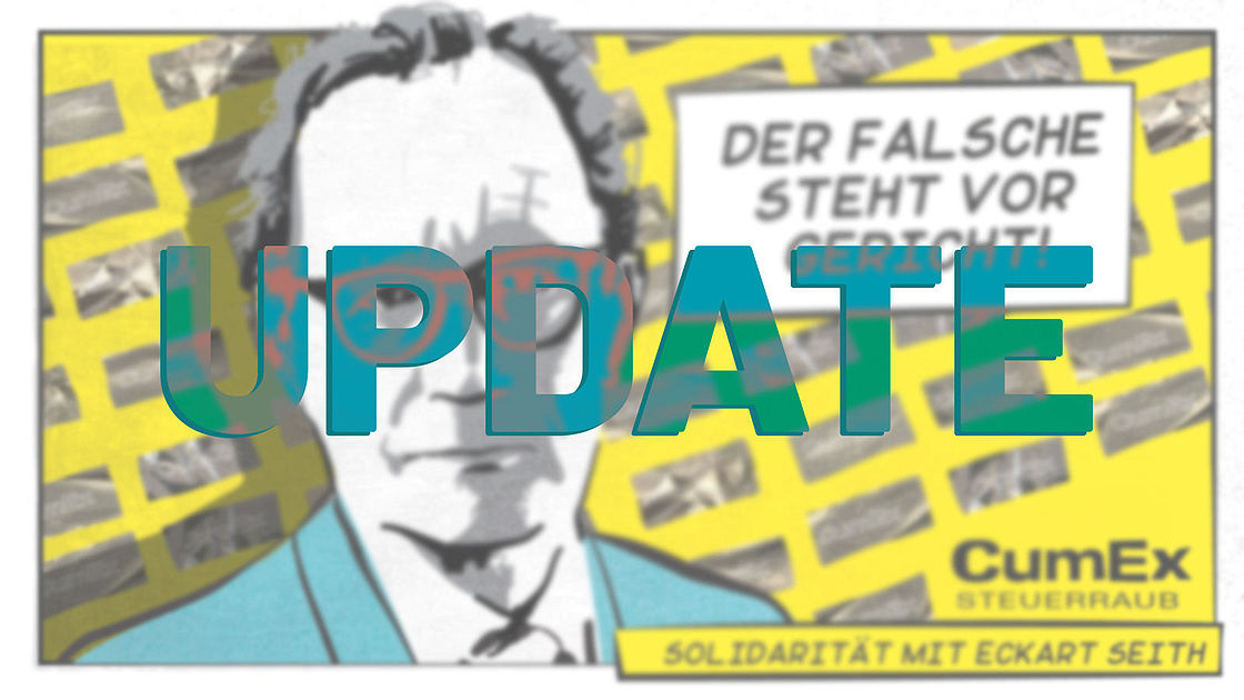 Ein gezeichnetes Portrait von Eckart Seith und davor der Slogan "Update" und "Der falsche steht vor Gericht" und "CumEx"