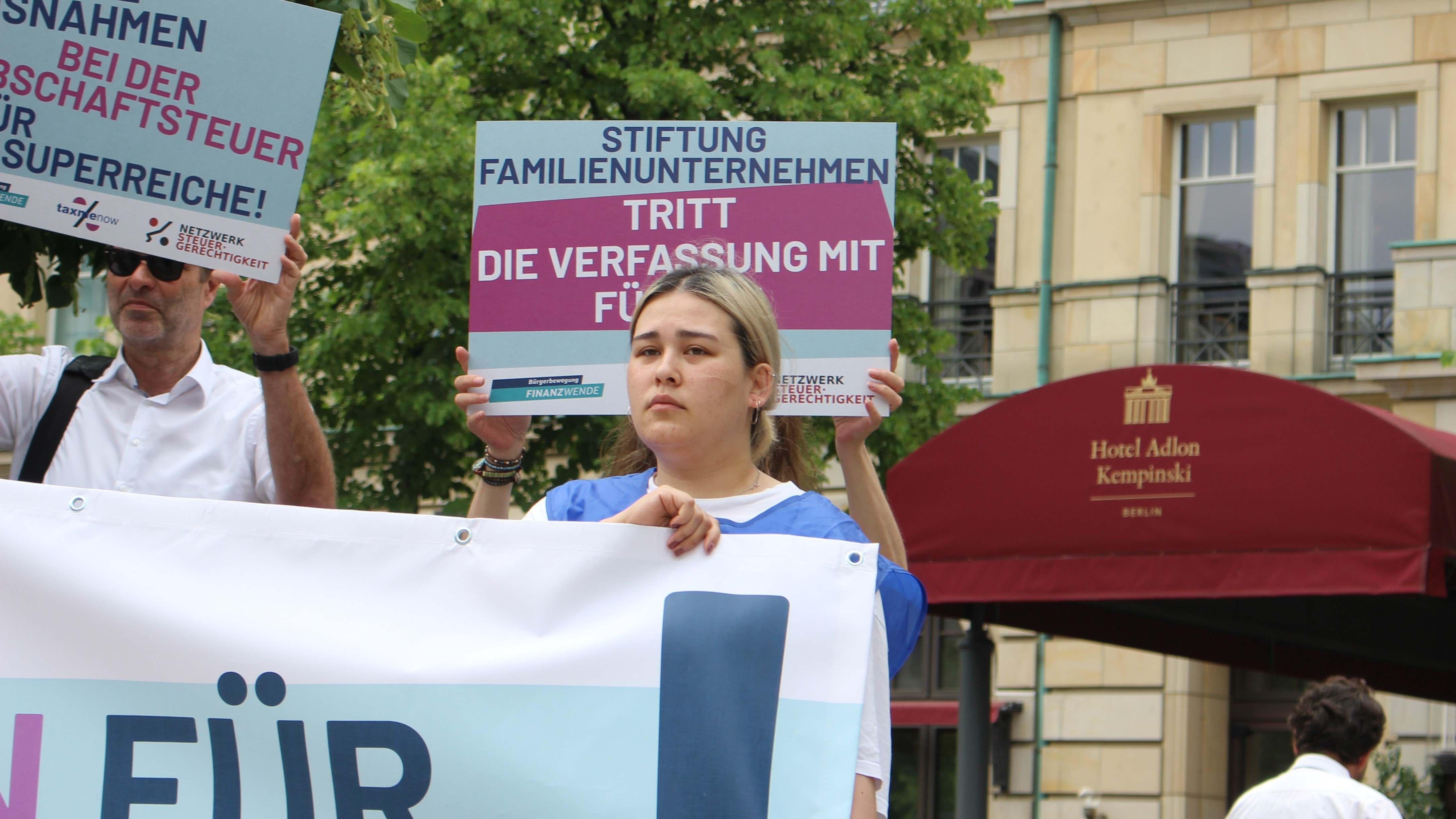 Aktivistin mit Banner vor dem Hotel Adlon.